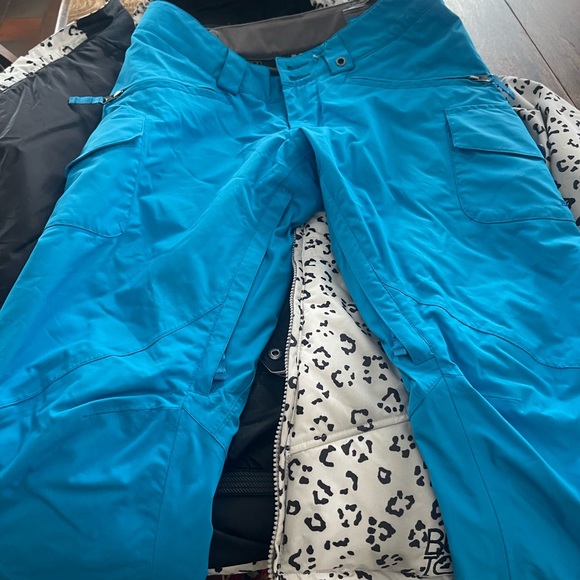 Girls Burton Size 14/16 ski/ snowboard outfit. Burton Jacket and Pants. - Picture 6 of 10